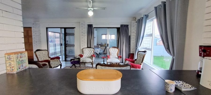 4 Bedroom Property for Sale in Sandbaai Western Cape